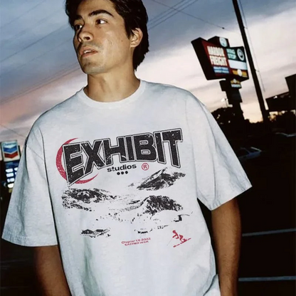 'EXHIBIT studios' Grote Fit Graphic Tees T Shirt Met Print