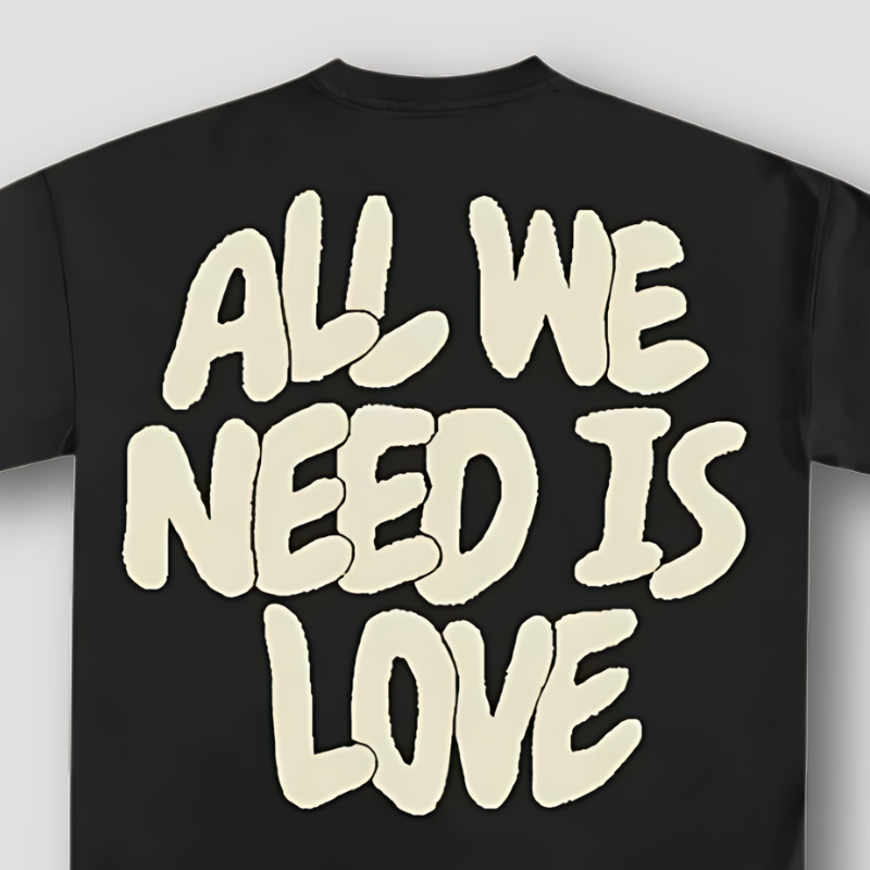 "ALL WE NEED IS LOVE" Zwart Korte Mouw Grafisch T Shirt