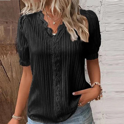 Elegante blouse met V-hals en kant | Carina